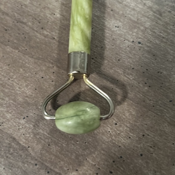 Gua Sha and Jade facial roller - Picture 5 of 5